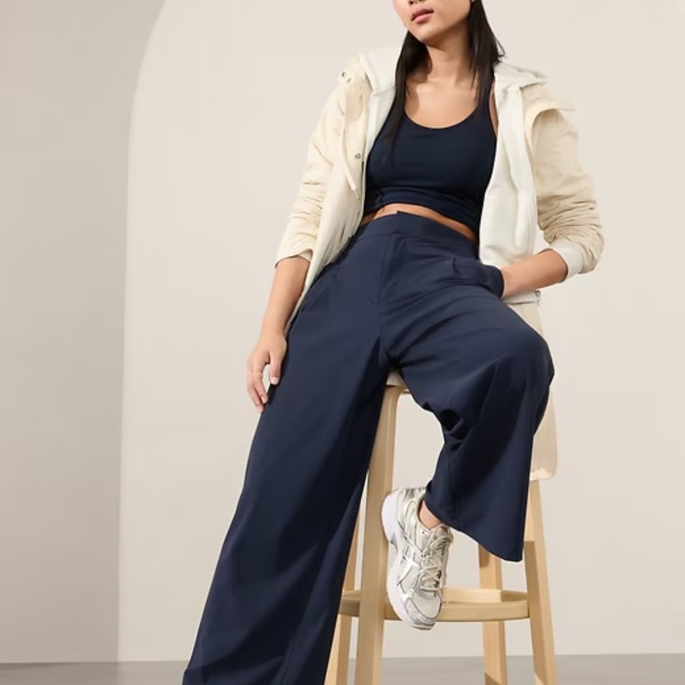 ATHLETA Pinnacle Trousers 10p 10 petite Navy worn once